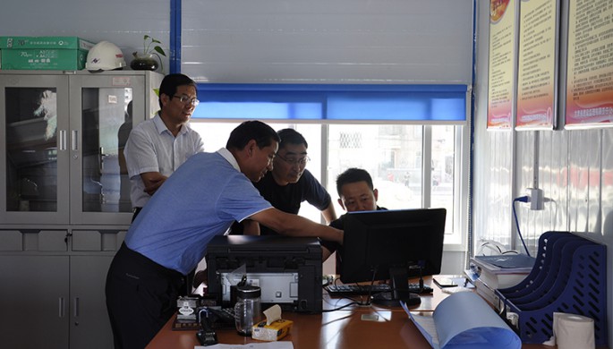 AG���鼯�ŵ�ίίԱ�����»���ϯ������ͬ־��չ�������������μ�ʹ������������˶�