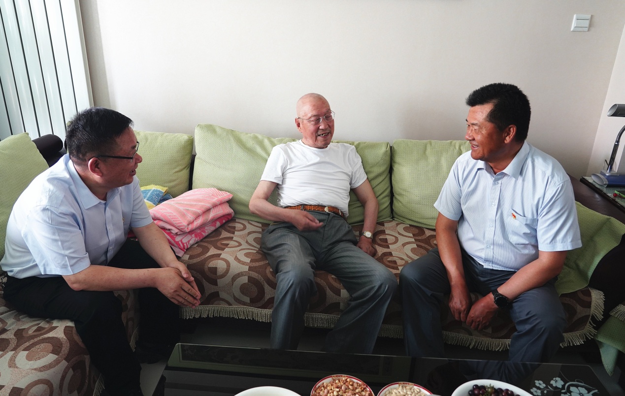 ����AG���鼯�ż��ŵ�ί��չ����һ���߷�ο���˶�