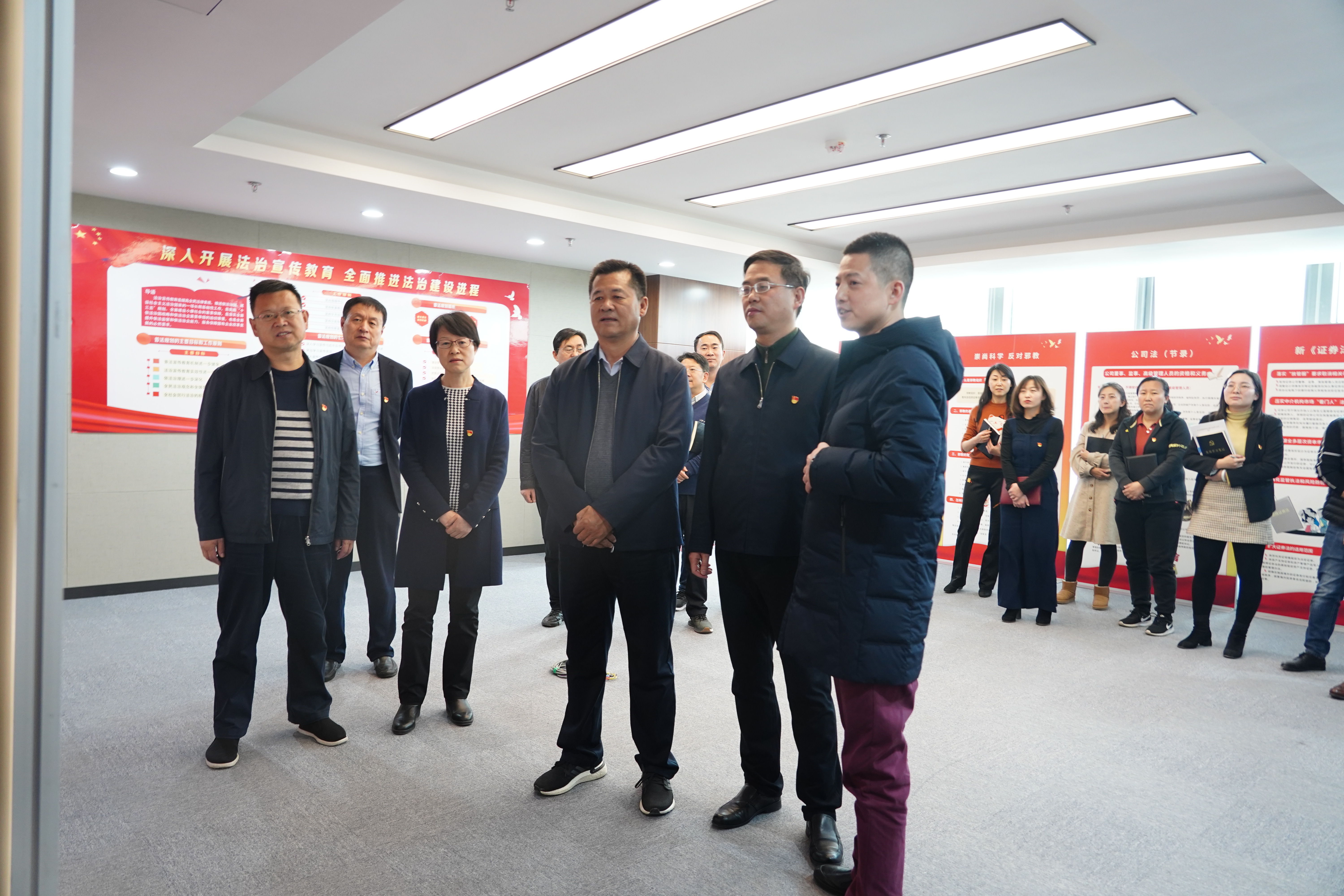 ���Źɷݹ�˾�ٰ조�ܷ�����ҵ�����ա��˶�