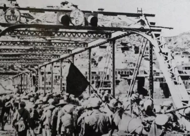 1629969366759055540.jpg 5À¼Öݽâ·Åºó ÈËÃñ½â·Å¾üͨ¹ýÌúÇÅ.webp.jpg