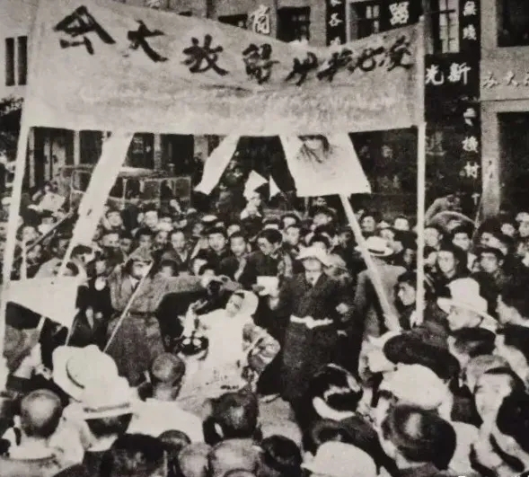 1629969464957078675.jpg 8À¼Öݸ÷×åÈËÃñÇì×£½â·Å.webp.jpg